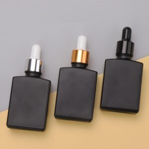 Wholesale Empty Unique Customized 15ml Frosted Flat Square Glass Dropper Bottle with Colorful Dropper Head for Personal Care